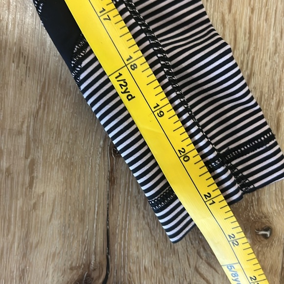 Lululemon leggings size 4 - Picture 2 of 5